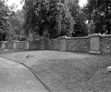 880067 Gezicht op de bovenste muur met graven op de 'Rotonde' (grafheuvel), op de 1e Algemene Begraafplaats Soestbergen ...